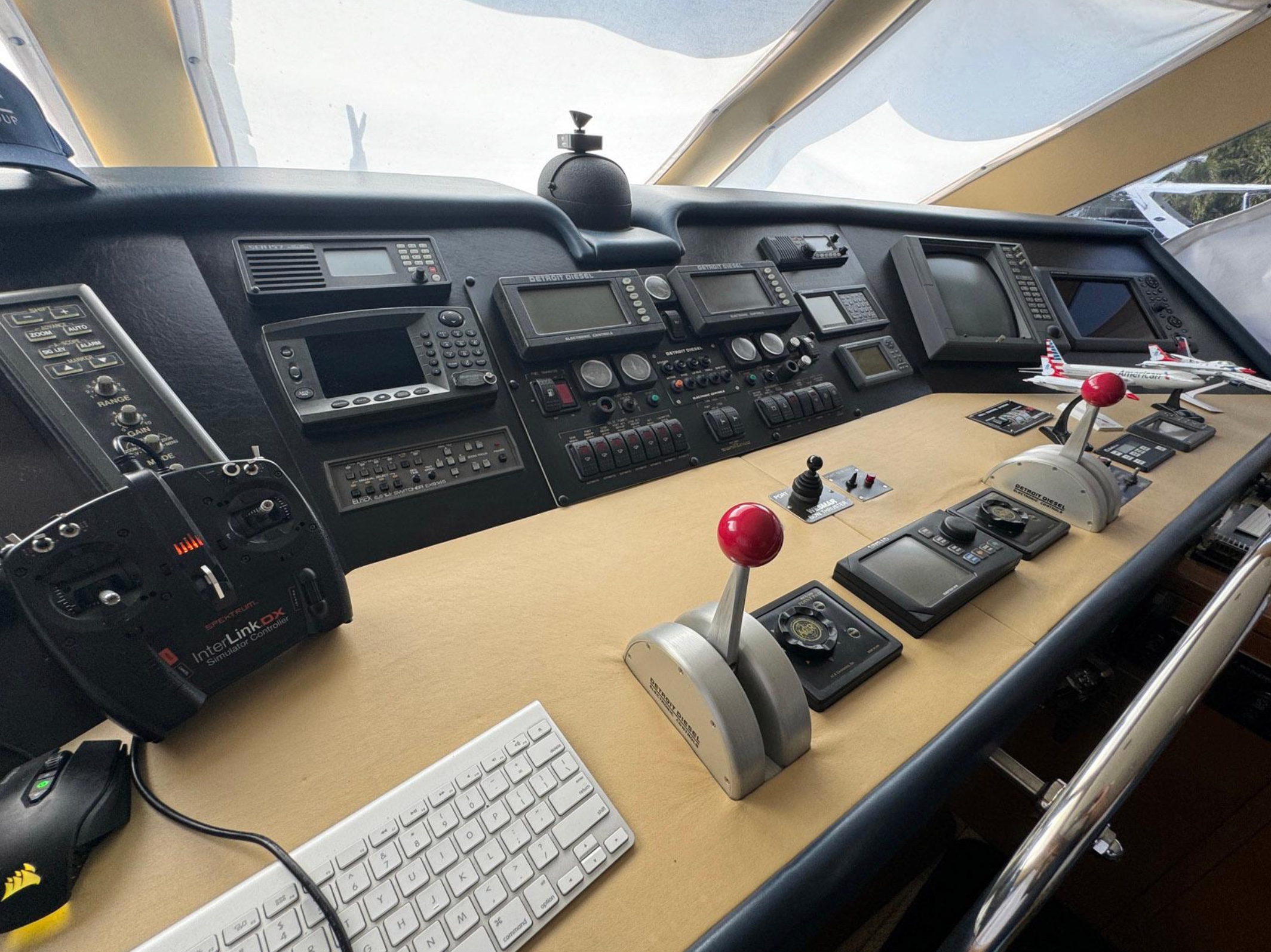 MRS. Z — Hatteras 70 side profile